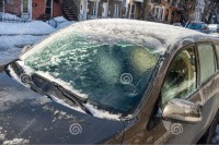 Трикови за лакше скидање леда са аутомобила