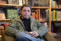 Dejan Stojiljković, pisac i scenarista: Istinu motamo u oblande jer nam  je previše gorka