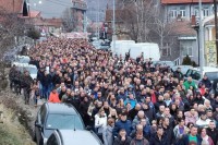 Kosovska Mitrovica: Više hiljada Srba na molebanu podrške braći u Crnoj Gori