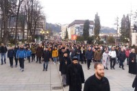 Pješke na litije: Čuveni starina na čelu kolone, vjernici iz Beograda, kroz snijeg i zimu VIDEO