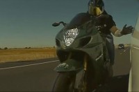 Зашто мотоциклисти ударају Теслу током претицања? VIDEO