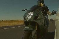 Zašto motociklisti udaraju Teslu tokom preticanja? VIDEO