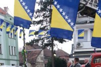 Gradonačelnik Brčkog: Utvrditi činjenice u vezi sa postavljanjem zastava BiH na Trgu mladih povodom 1. marta