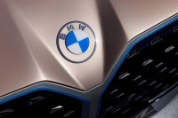 BMW представио нови лого без традиционалног црног обода