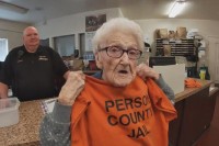 Uhapsili bakicu na njen 100. rođendan: Za poklon dobila dosije