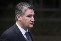 Milanović izbacio biste, a sada bi desničari da izbace njega