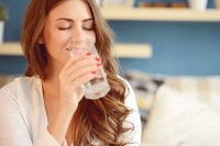 Evo zašto nije zdravo piti vodu koja je odstajala u čaši ili boci