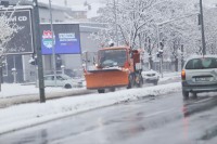 Путари чисте снијег без предаха