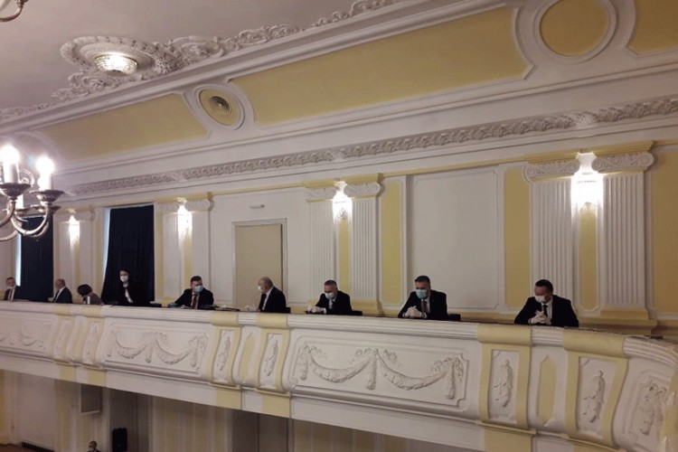 poslanici razmatraju prijedlog odluke o proglašenju vanrednog stanja za teritoriju Republike Srpske