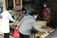 У Вухану становници полако излазе из кућа, жељни да лично купе свјеже намирнице после вишенедељног живота у изолацији