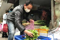 У Вухану становници полако излазе из кућа, жељни да лично купе свјеже намирнице после вишенедељног живота у изолацији