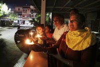 Milioni Indijaca ugasili su svjetla  i izašli na balkone i pragove sa lampama, svijećama i lampicama.