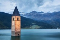 Neobičan prizor u sred jezera: Zvonik iz 14. vijeka jedini zna da ovo selo postoji