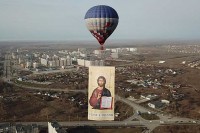 Ruski bokseri pustili u nebo Hristovu ikonu veličine devetospratnice VIDEO