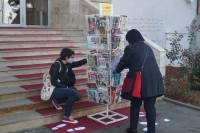 Brojni čitaoci strpljivo čekali da preuzmu poklon-knjigu.