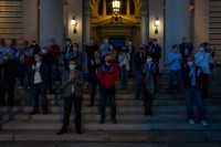 Protest ispred Narodne skupštine u vrijeme policijskog časa