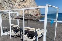 На плажу у Грчкој стигле прве лежаљке са заштитом: “Не можемо да чекамо препоруке владе”