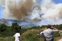 Ватра пријети кућама на Пељешцу, дејствују три канадера