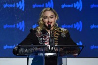 Мадона позирала полугола са штаком