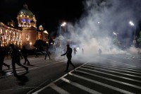 Protesti, suzavac i kamenice u Beogradu, policija izbacila grupu demonstranata iz Skupštine Srbije