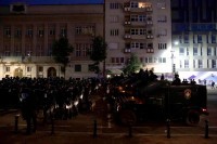 Испред скупштине мирно, полиција поставила пунктове у центру Београда