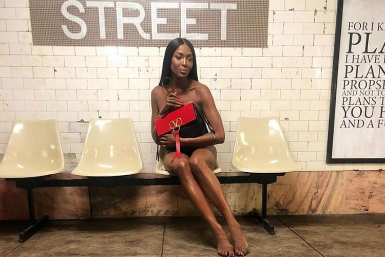 Naomi je na Instagramu šokirala fanove najnovijim fotografijama na kojima je gola u podzemnoj željeznici