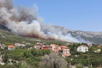 Vatru iznad Sućurca i gomilice gasi stotinu vatrogasaca