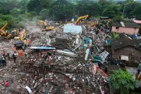 Индија: Из рушевина извучено више од 60 преживјелих