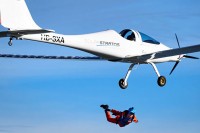 Prvi skok padobranom iz solarnog aviona