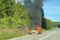 Automobil u plamenu na putu Banjaluka-Prijedor