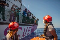 Банксијев брод, претоварен мигрантима, објавио позив за помоћ