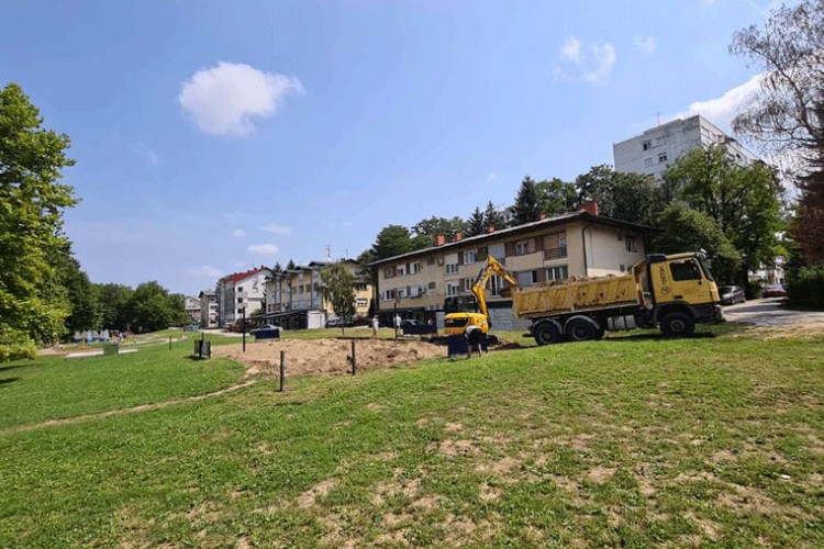 Grupa mladih Banjalučana pokrenula je akciju uređenja odbojkaškog terena na pijesku