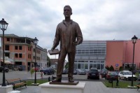 U Gradišci postavljena statua Veljka Čubrilovića