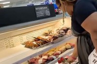 Stavljaju ruže na meso u supermarketu: Aktivisti protiv ubijanja životinja VIDEO