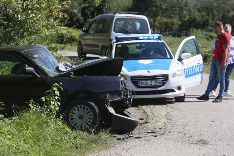 Vozač poginuo u sudaru s kombijem punim djece kod Prnjavora
