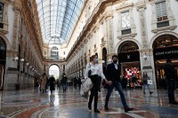 Par iz Milana kažnjen sa 400 evra jer se ljubio na ulici