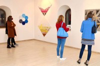 Изложба “Вариране репетиције” отворена  у каменој кући на Кастелу: Геометријом до нових ликовних творевина