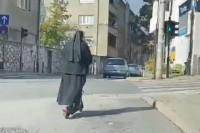 Časna sestra na električnom romobilu “prozujala” ulicama Sarajeva VIDEO