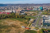 Уз фудбалски, планиран и терен са атлетском стазом