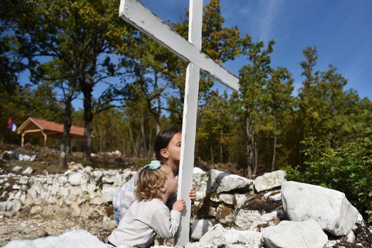 Дјевојчице Елена и Мила Иванковић на мјесту гдје се краљица Јелена молила за спасење своје породице