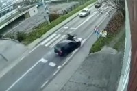 Automobilom udario troje djece na pješačkom prelazu u Cazinu VIDEO