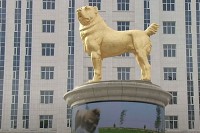Предсједник Туркменистана омиљеном псу подигао "златни" споменик