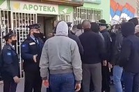 Sjeverna Mitrovica: Policija upala u apoteku, građani se ispriječili VIDEO