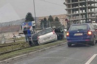 Sarajevo: Automobil završio na tramvajskoj pruzi, vozač prevezen u bolnicu