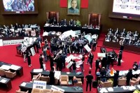 Haos u tajvanskom parlamentu: Poslanici se gađali svinjskim iznutricama VIDEO