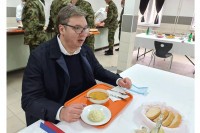 Vučić ručao sa pripadnicima srpske armije, na meniju bio vojnički pasulj