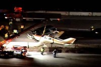 Mali avion sletio na autoput u Minesoti i sudario se s automobilom VIDEO