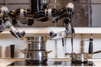 Роботска кухиња спрема јела и пере суђе