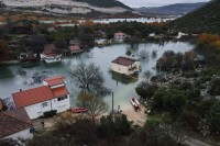 Ekstremne padavine poplavile puteve i ugrozile kuće na području Vrgovca u Hrvatskoj