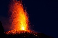 Proradio vulkan Etna: Dim i lava kuljali 100 metara uvis VIDEO